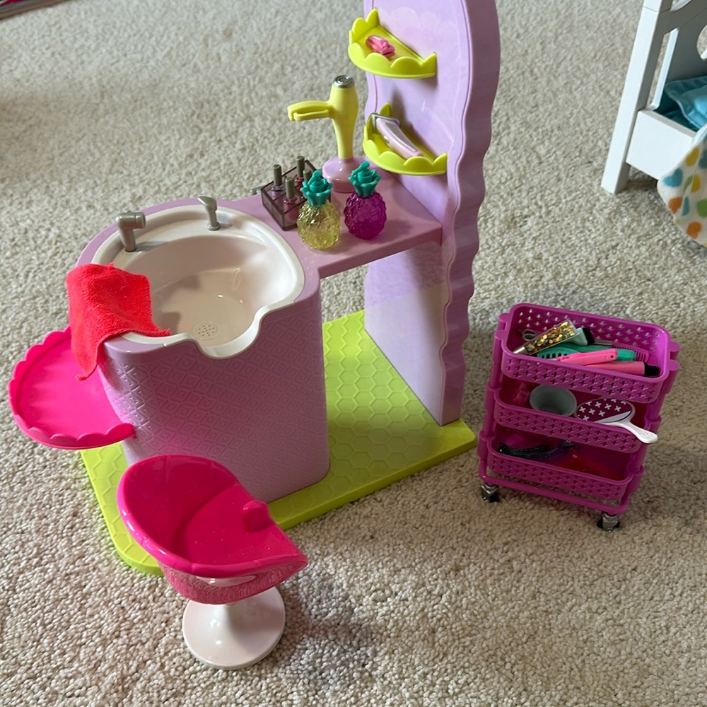 Doll accessories.  Hair salon set.